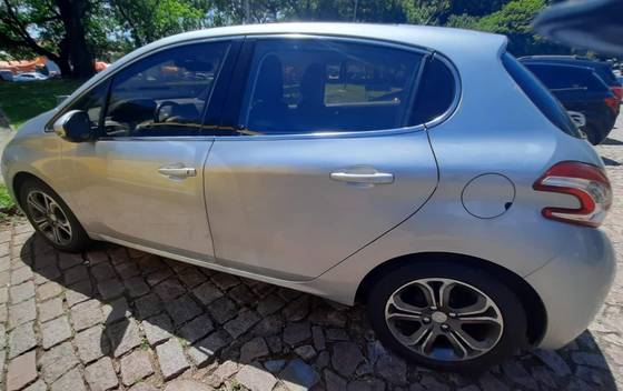 PEUGEOT 208 1.6 GRIFFE 16V FLEX 4P AUTOMÁTICO PEUGEOT 208 1.6 GRIFFE 16V FLEX 4P AUTOMÁTICO
